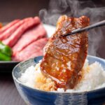 温かいご飯と焼肉を一緒に食べるシーン