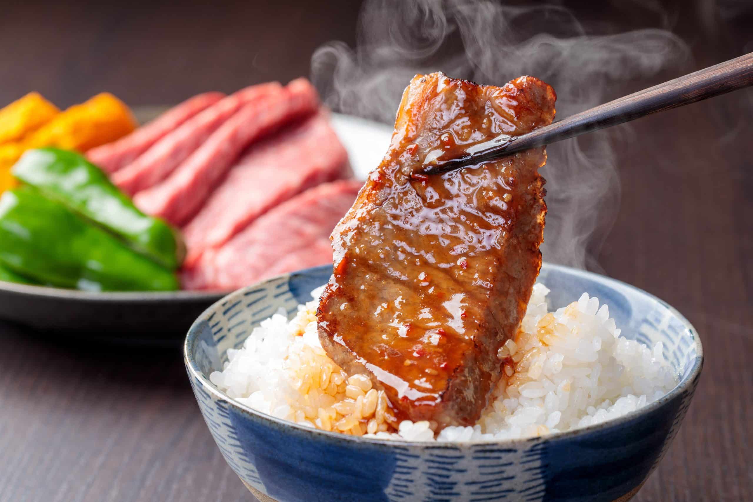 温かいご飯と焼肉を一緒に食べるシーン