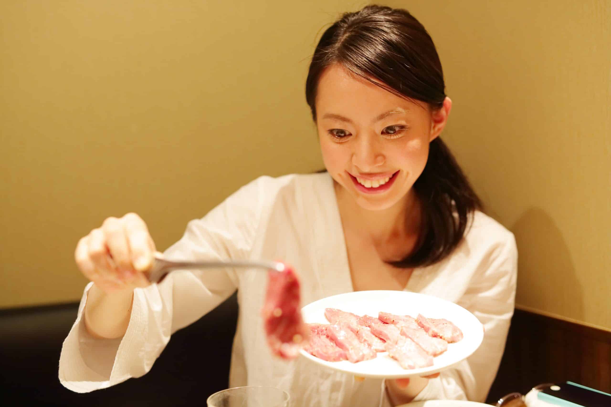 焼肉・若い女性
